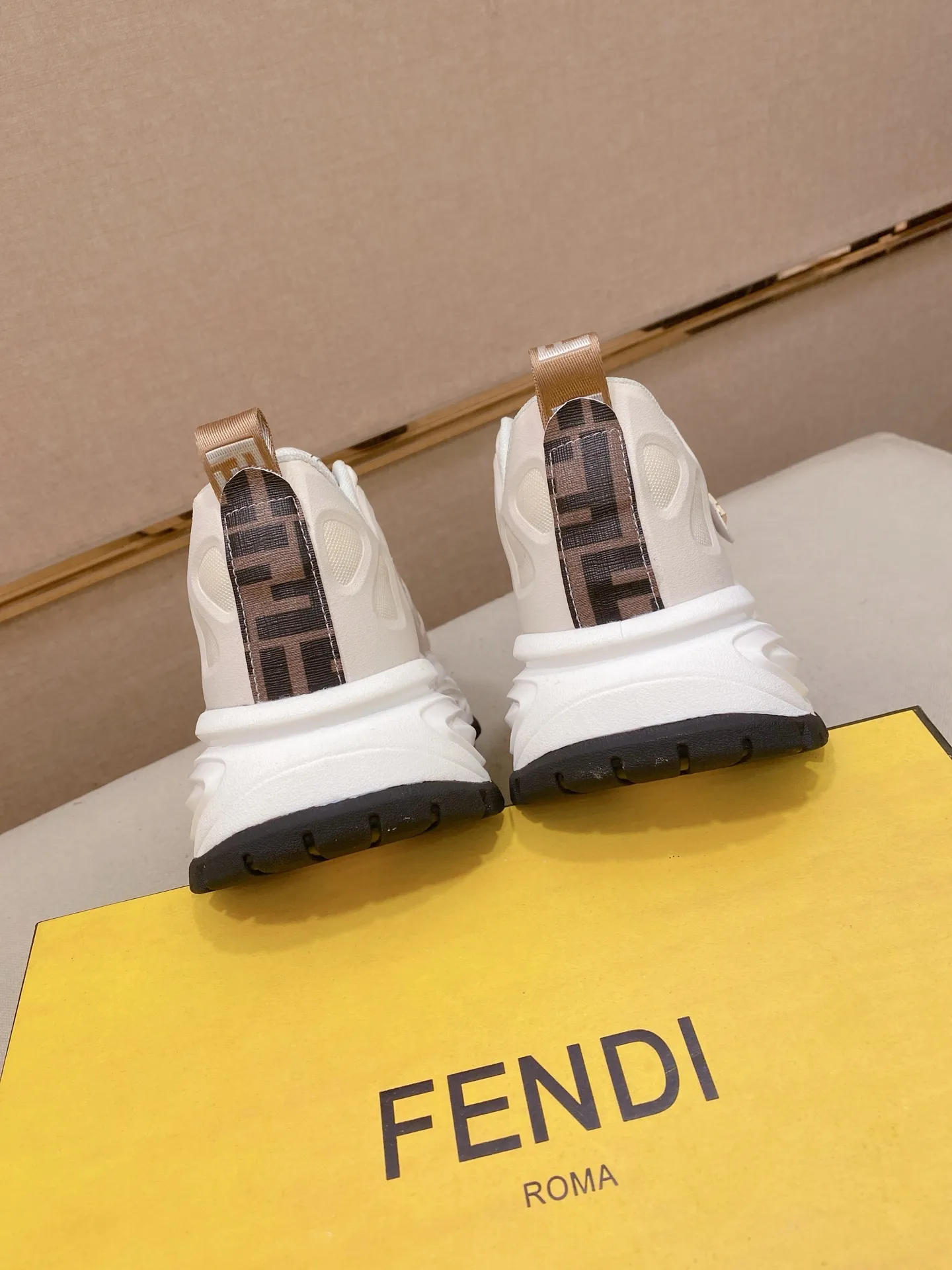 Men's shoes 💰 442💰 (fendi) New high-top 👊🏻 upper 🇮🇹 imported cowhide fabric 🇩🇪 lining imported breathable mesh lining. The original outsole is molded to highlight the identity of every man, and the upper foot is elegant and stable🚶🏻🚶🏻The high-end custom counters reproduce the original version📯No matter the wind or rain, the shoe last remains unchanged and can withstand the verification of time🔍️,🔵 Size: 38-44